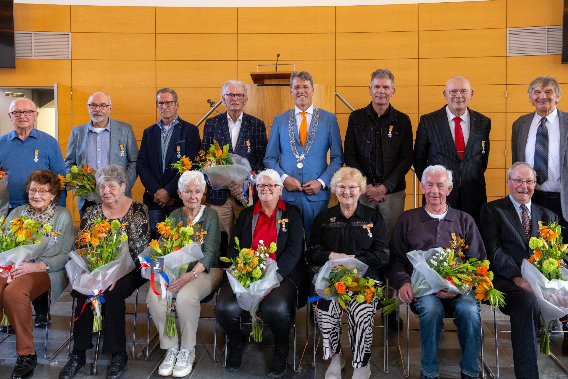 14 inwoners met een lintje en burgemeester Eric van Oosterhout